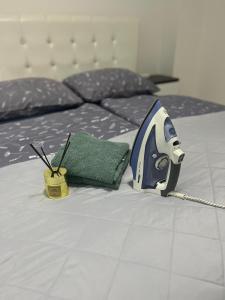 ポスシエにあるApartman Centar comfortのジョーカーのおもちゃが置かれたベッドのある寝室