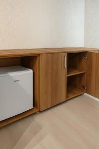 un mueble de cocina con frigorífico y lavavajillas en HOTEL RANCHO UPLISTSIKHE სასტუმრო რანჩო უიფლისციხე, en Uplistsikhe