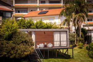 a tiny house on a table in a yard at Bungalow da Romy in Vila Praia de Âncora +22 photos