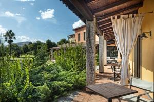 Mores亚纳斯乡村度假酒店的一个带桌子和窗帘的户外露台