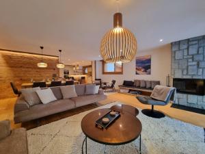 una sala de estar con un sofá y una mesa en Berghof 2nd Floor, en Saas-Fee