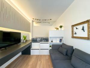 een woonkamer met een bank en een tv bij Aristotelous Luxury Stay in Thessaloniki +21 foto's