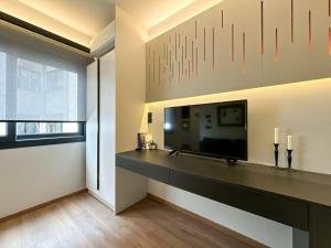 een woonkamer met een flatscreen-tv aan de muur bij Aristotelous Luxury Stay in Thessaloniki