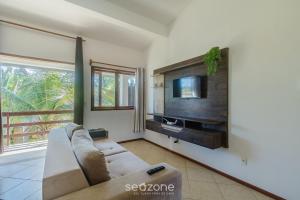TV a/nebo společenská místnost v ubytování Aptos completos em cond. com piscina a 500m da Praia de Taperapuã - ENLs