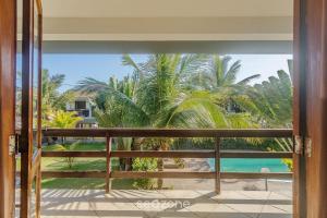 Bazén v ubytování Aptos completos em cond. com piscina a 500m da Praia de Taperapuã - ENLs nebo v jeho okolí