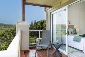 マーゲートにあるLuxurious Lagoon Retreatのベッドルーム1室(ベッド1台付)、景色を望むバルコニーが備わります。