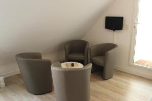 ein Wartezimmer mit zwei Stühlen und einem Tisch in der Unterkunft Résidence Brise de Mer - 3 in Port Nayalo