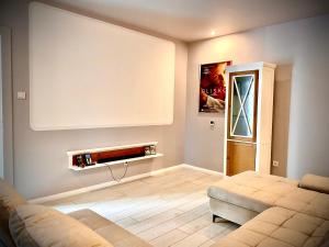 Ένα ή περισσότερα κρεβάτια σε δωμάτιο στο Kino na łące - apartament z prywatną salą kinową