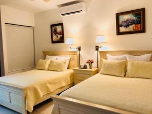 Krevet ili kreveti u jedinici u okviru objekta Villa Vita Oceanfront Mansion +38 fotografija