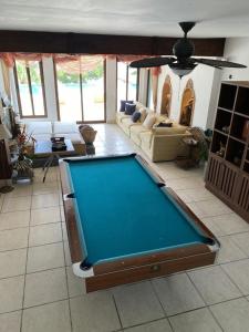 Sto za bilijar u objektu Villa Vita Oceanfront Mansion