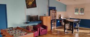 ein Wohnzimmer mit einem Tisch und einem Schachspiel in der Unterkunft La Terrasse du Lac in Sainte-Gemme