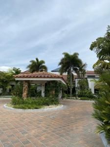 Vrt ispred objekta Villa Vita Oceanfront Mansion