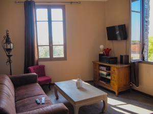 Orgnac-lʼAvenにあるGites de l'avenのソファとコーヒーテーブルのあるリビングルーム