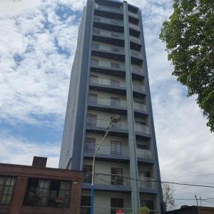 a tall apartment building with a sky at Monoambiuente equipado para 2 personas en San Miguel de Tucumán in San Miguel de Tucumán