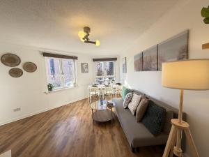 un salon avec un canapé et une table dans l'établissement Newly furnished comfortable property!, à Dalmuir