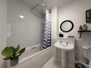 une salle de bains avec lavabo, baignoire et toilettes dans l'établissement Newly furnished comfortable property!, à Dalmuir