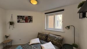 un salon avec un canapé et une fenêtre dans l'établissement Newly furnished comfortable property!, à Dalmuir