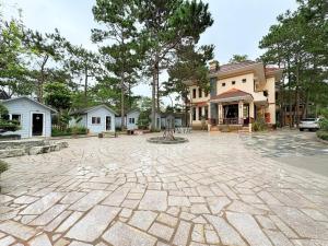 Kon Von KlaにあるHeniSi Homestay Măng Đen Villaの中庭付き家