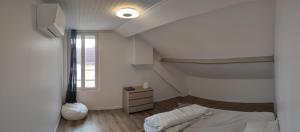 ein kleines Schlafzimmer mit einem Bett und einem Fenster in der Unterkunft Maison moderne au calme,coeur de ville-3 chambres 2 sdb in Sens