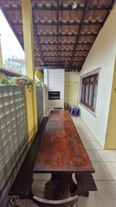 a long table in the middle of a room at amplo sobrado perto da praia in Florianópolis +11 photos