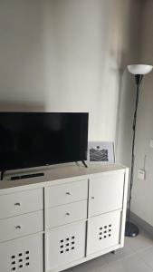eine weiße Kommode mit einem Flachbild-TV darauf in der Unterkunft Casa Turmalina in Corralejo + 11 Fotos