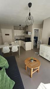 ein Wohnzimmer mit Tisch und Küche in der Unterkunft Casa Turmalina in Corralejo