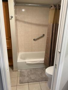 Ένα μπάνιο στο Browns Point Townhome with office +2 φωτογραφίες