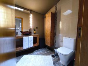 een badkamer met toilet en wastafel bij Refúgio da Nau in Vila do Conde +19 foto's