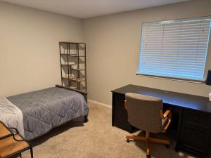 Ένα ή περισσότερα κρεβάτια σε δωμάτιο στο Browns Point Townhome with office