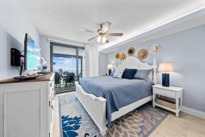 een slaapkamer met een bed en een plafondventilator bij Sunrise Serinity Summer House 1101A in Orange Beach