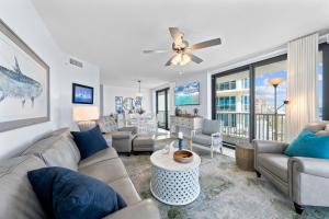 een woonkamer met een bank en een tafel bij Sunrise Serinity Summer House 1101A in Orange Beach