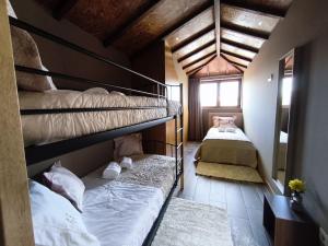 een slaapkamer met 2 stapelbedden en een spiegel bij Refúgio da Nau in Vila do Conde