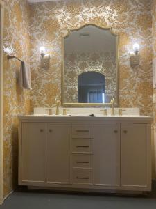 a bathroom with two sinks and a large mirror at The Jefferson Suite in Eagle Pass +24 photos