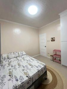 第波罗Cozy Home的一间卧室配有一张带白色床罩和地毯的床。 更多12张照片