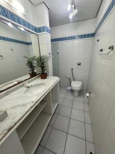 a bathroom with a sink and a toilet at Apartamento com churrasqueira em jurerê in Florianópolis