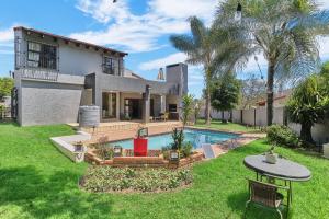 ein Haus mit einem Swimmingpool im Hof in der Unterkunft Villa Picasso - 3 Bed Villa in Johannesburg