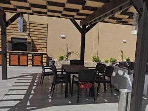 Balkón nebo terasa v ubytování شاليه المهرة