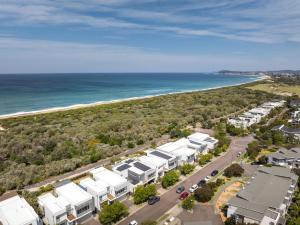 una vista aérea de la playa y los edificios en Beachfront Haven Magenta, en Magenta