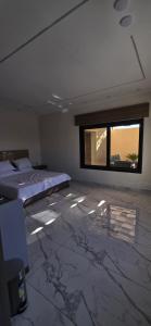 Postel nebo postele na pokoji v ubytování شاليه المهرة + 36 fotografií