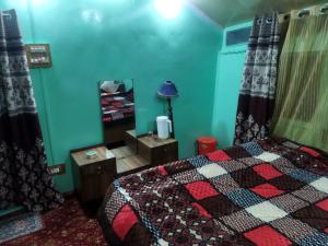 un dormitorio con una cama y un espejo en Holiday Home, en Srinagar 21 fotos más