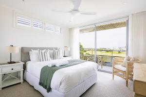 Postel nebo postele na pokoji v ubytování On Par at Magenta + 34 fotografií