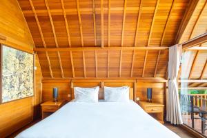 SelemadegにあるKusfarm Bali by AHMの木製の部屋に白いベッドが備わるベッドルーム1室 +84枚の写真