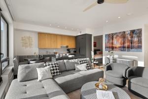 een woonkamer met een bank en een keuken bij Modern 2 Bedroom Ski In&Out Condo 05 in Snowmass Village