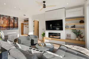 een woonkamer met een bank en een tv bij Modern 2 Bedroom Ski In&Out Condo 05 in Snowmass Village