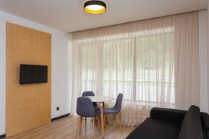 TV a/nebo společenská místnost v ubytování Charming 1BR Apartment Kokhta Mitarbi
