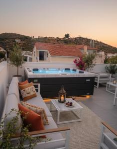 Bazén v ubytování Elegant Dream Suites nebo v jeho okolí