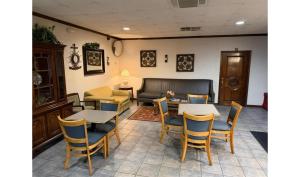 a living room with a table and chairs and a couch at Northgate Inn by Townhouse Hattiesburg I-59 in Hattiesburg