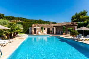 Bazén v ubytování Maison De Campagne Le Cyprès nebo v jeho okolí + 23 fotografií