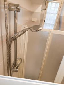 eine Dusche mit Duschkopf in einem Badezimmer in der Unterkunft La chiave del tempo in Lucca
