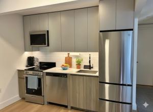 Kuchyň nebo kuchyňský kout v ubytování Luxury in Little Italy 2 Bedroom Private Balcony